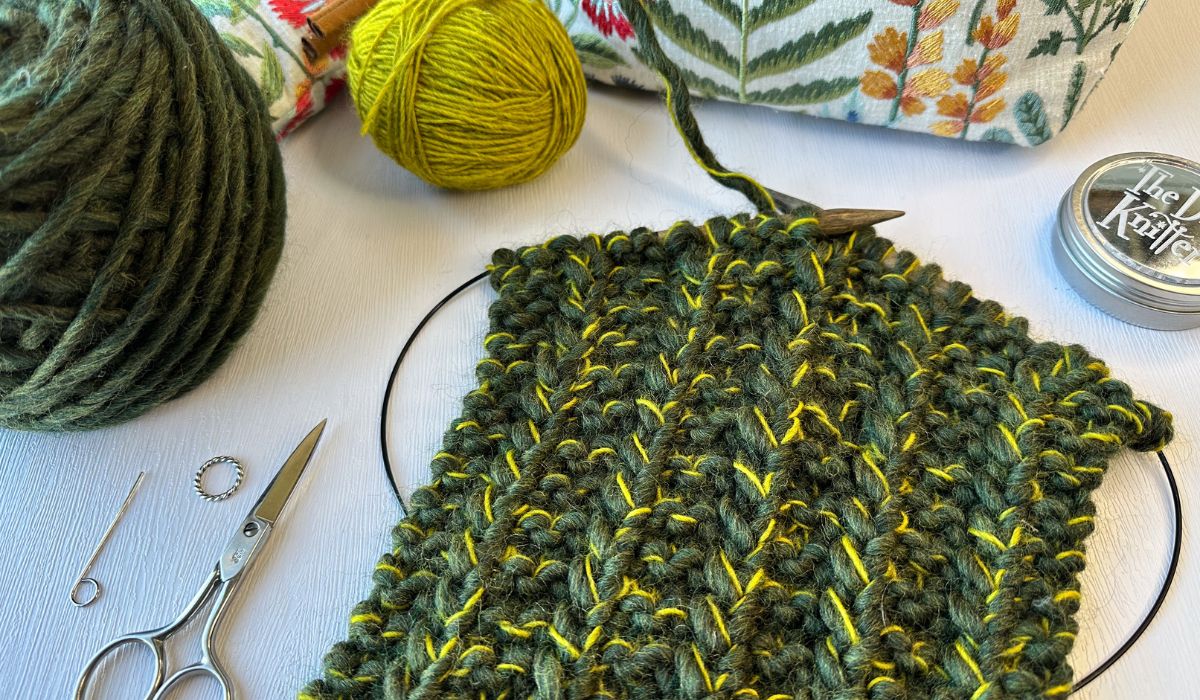 Cozy Up in Style: A Beginner's Guide to Creating an Easy Knit Scarf