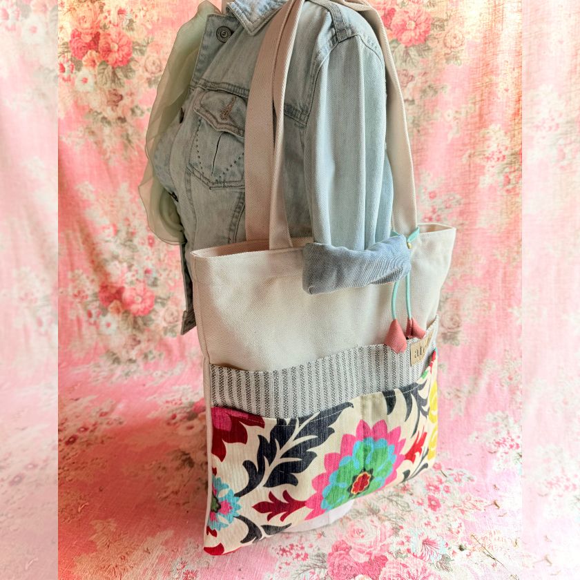 Atenti Santa Maria Tutto knitting tote with floral design on a textured surface