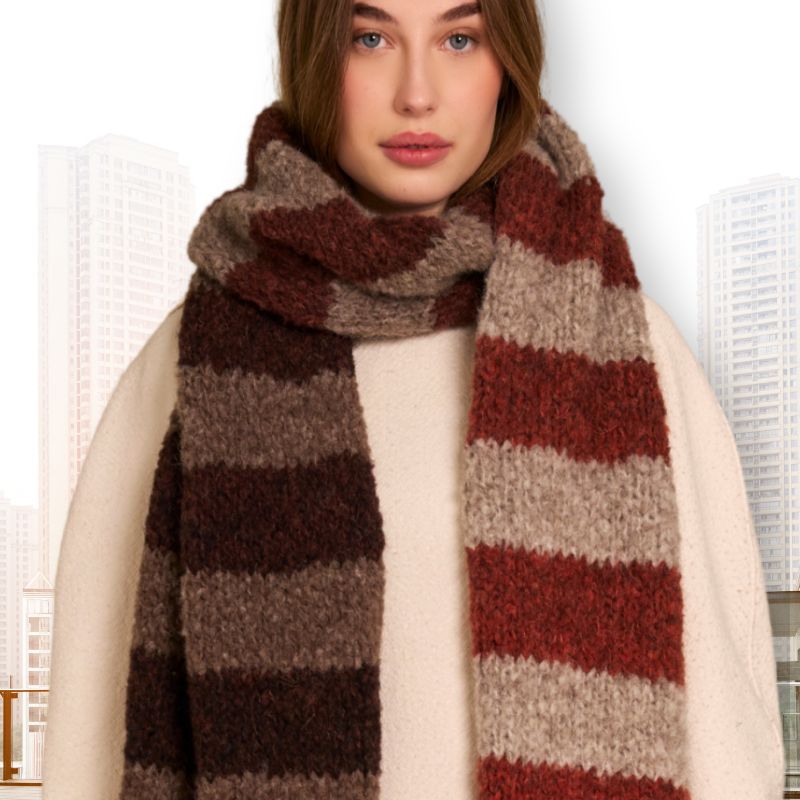 Woman wearing a striped Piuma Degrade scarf with a neutral background